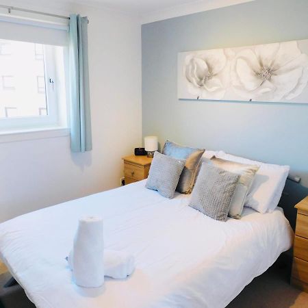 Beautiful 3 Bedroom Apt, Mins From Glasgow Airport, M8 & Sec Paisley Exterior foto