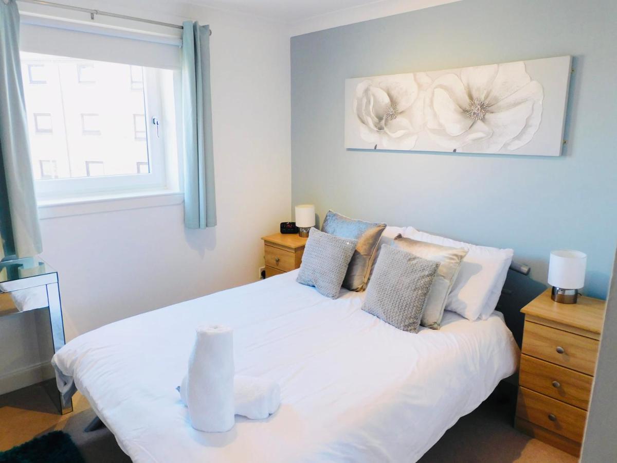 Beautiful 3 Bedroom Apt, Mins From Glasgow Airport, M8 & Sec Paisley Exterior foto